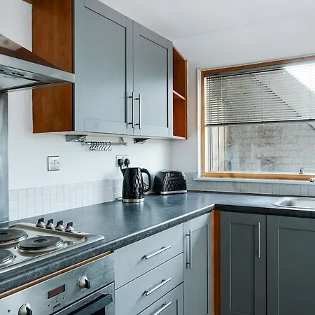 Apartment Next To Victoria Station And Centre With Large Balcony
