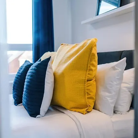 Barton House - Sleeping 10 Manchester