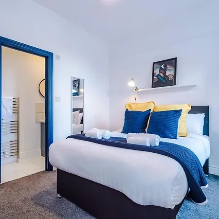 Barton House - Sleeping 10 *