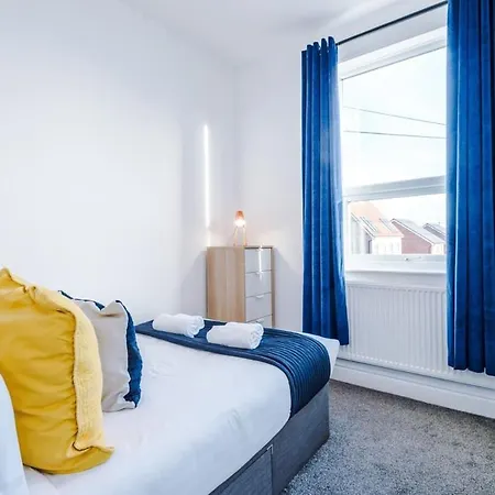 Barton House - Sleeping 10 Manchester
