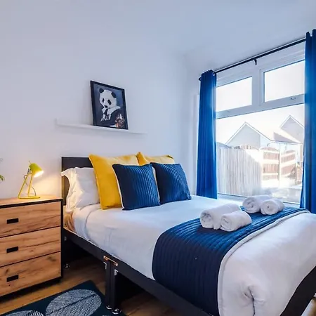 Barton House - Sleeping 10 * Manchester