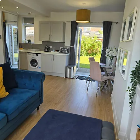 Feriehus The Heart - Cosy 3 Bedroom House With Double Driveway And Garden In *