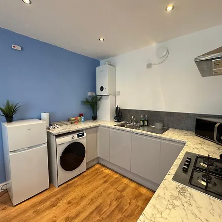Stretford - Sleeps 6 - Wifi - Parking - Near Stadium 맨체스터