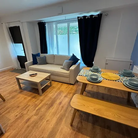 Stretford - Sleeps 6 - Wifi - Parking - Near Stadium Ferienhaus *