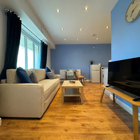 Stretford - Sleeps 6 - Wifi - Parking - Near Stadium 맨체스터