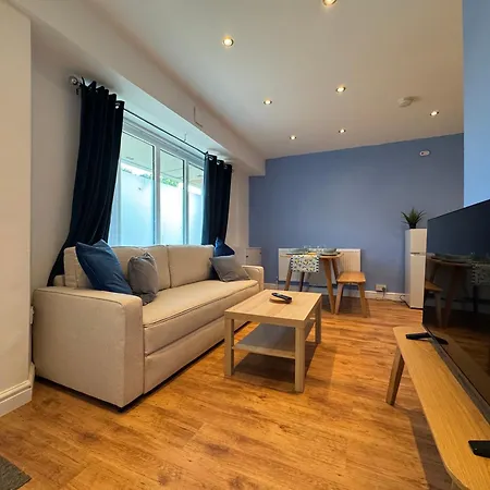 Stretford - Sleeps 6 - Wifi - Parking - Near Stadium