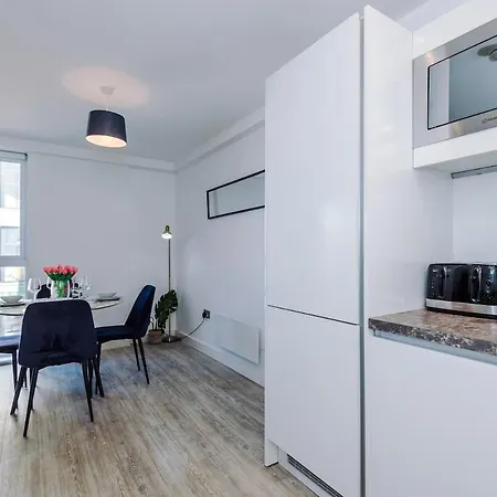 Monthly Special Salford Fully Equipped Kitchen Wifi Apartment Manchester