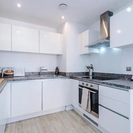 Monthly Special Salford Fully Equipped Kitchen Wifi Apartment *