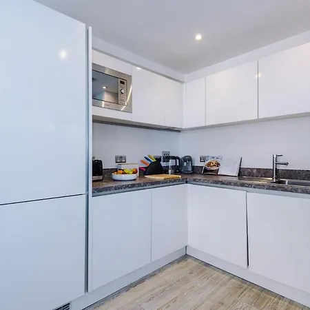 Monthly Special Salford Fully Equipped Kitchen Wifi Apartment Manchester