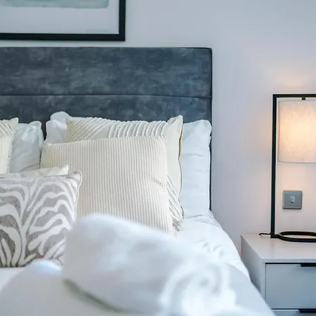Monthly Special Salford Fully Equipped Kitchen Wifi Apartment *