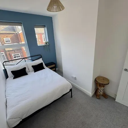 Levenshulme House - 2 Bedroom - Sleeps 6 - Free Parking & Wifi Dom wakacyjny *