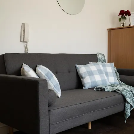 Chic Trafford Apartment, Private Underground Parking, Fast Wi-fi, Self Check-in Anytime, 5 Mins To Old Trafford Stadium Manchester