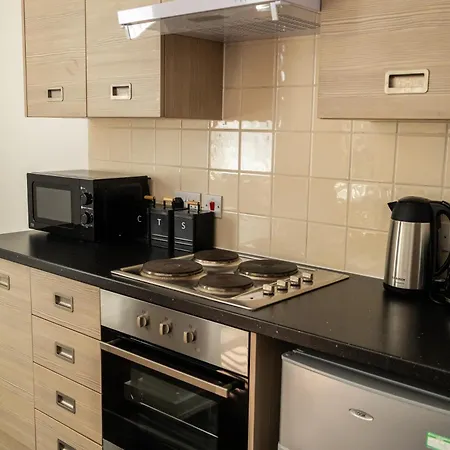 Chic Trafford Apartment, Private Underground Parking, Fast Wi-fi, Self Check-in Anytime, 5 Mins To Old Trafford Stadium * Manchester