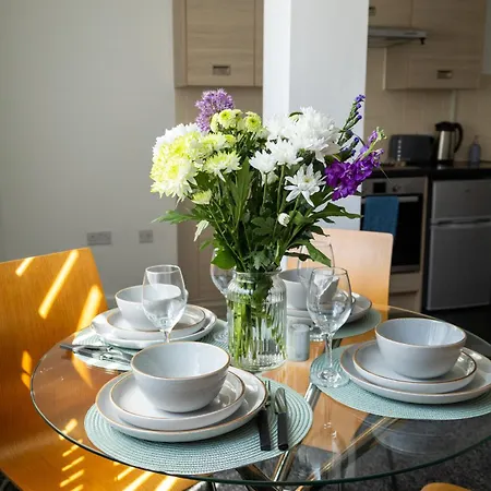The Trafford Luxe , Garage Parking, Self Check-in Anytime - Perfect For Late Arrivals, Ultra- Fast Wi-fi, 5 Mins To Old Trafford Stadium Appartement Manchester