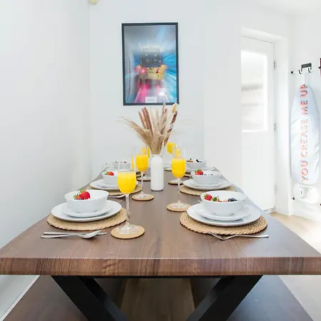 Comfy 3br - Near Deansgate - Perfect For Work, Leisure & Stadium Visits With Parking * Manchester