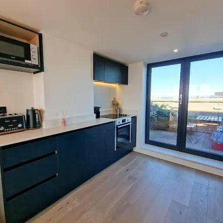 Lägenhet Sleeps 8 Penthouse By Superhost