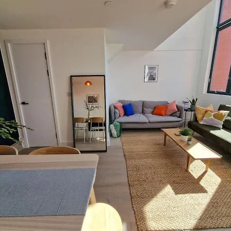 Lägenhet Sleeps 8 Penthouse By Superhost
