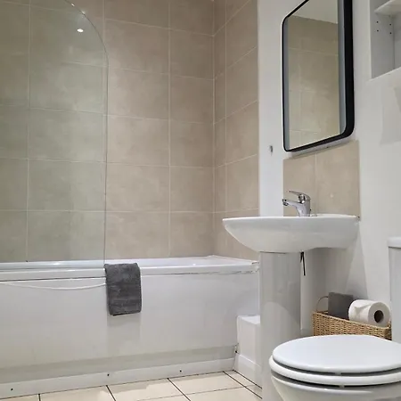 4 Bedroom Tameside Greater Sleeps 8 * Manchester
