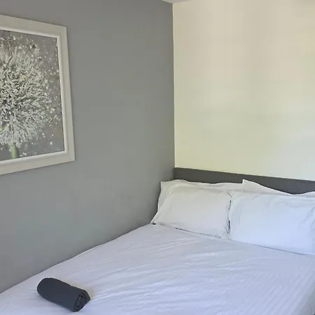 4 Bedroom Tameside Greater Sleeps 8