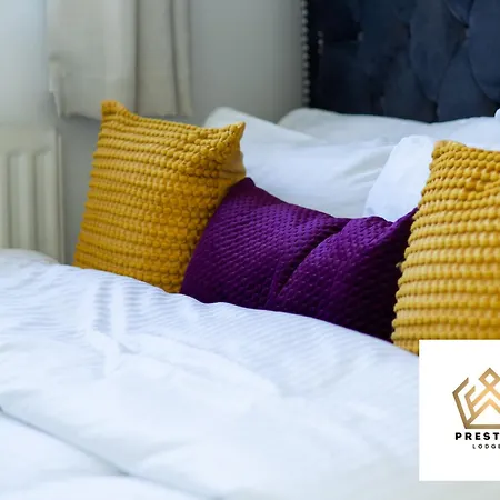 - Centre - Parking - Full Kitchen - M60 Vakantiehuis