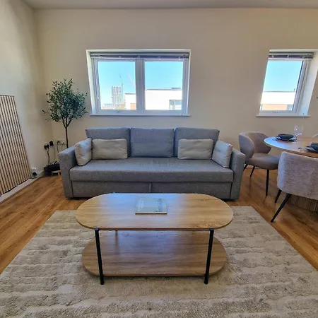 2 Bed Centre Flat Free Parking