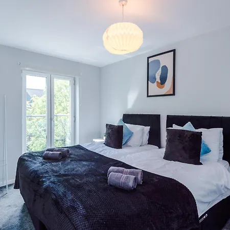 Stunning Townhouse In Salford, Free Parking, Pool Table, Table Tennis, 4bedrooms * Manchester