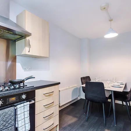 Stunning Townhouse In Salford, Free Parking, Pool Table, Table Tennis, 4bedrooms