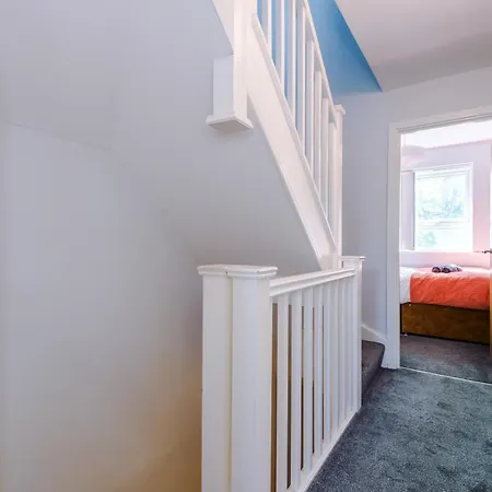 Apartment Stunning Townhouse In Salford, Free Parking, Pool Table, Table Tennis, 4bedrooms Manchester