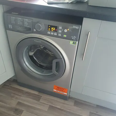 4 Bedroom Tameside Greater Sleeps 8 Manchester