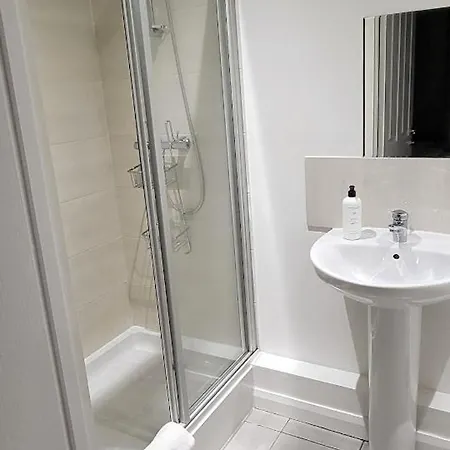 4 Bedroom Tameside Greater Sleeps 8