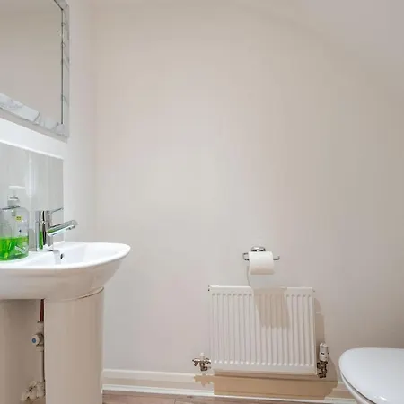 Vakantiehuis Comfortable 3-storey House With Free Car Parking *