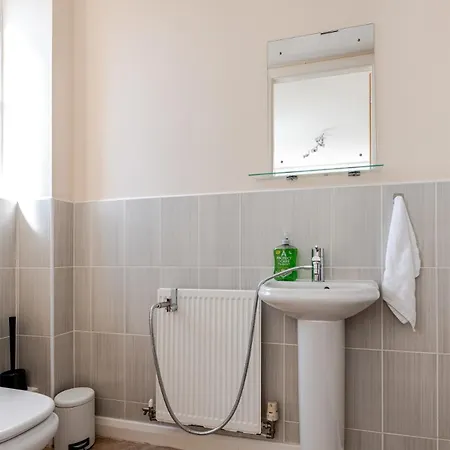 Vakantiehuis Comfortable 3-storey House With Free Car Parking *