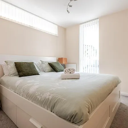 別荘 Comfortable 3-storey House With Free Car Parking マンチェスター