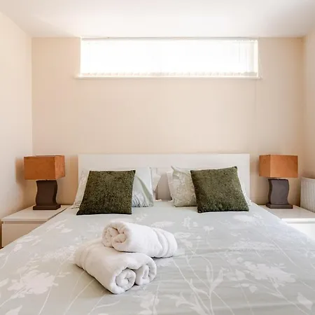 Comfortable 3-storey House With Free Car Parking Vakantiehuis Manchester