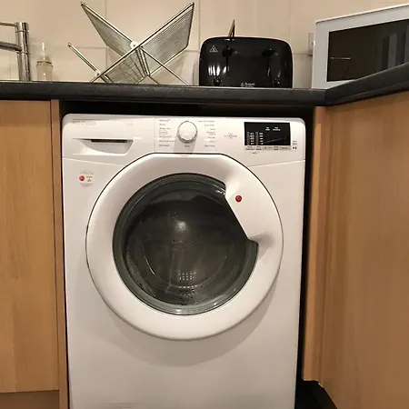 Comfortable 3-storey House With Free Car Parking Vakantiehuis Manchester