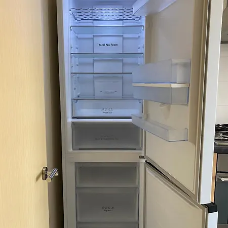 Comfortable 3-storey House With Free Car Parking