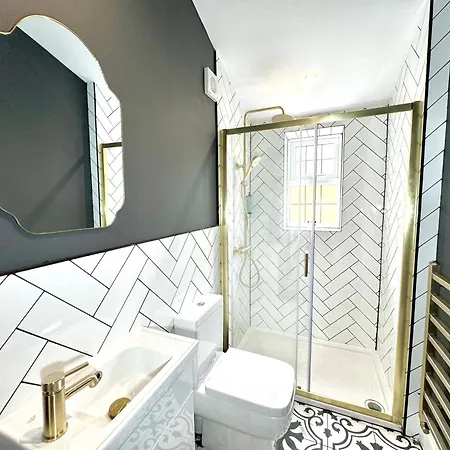 Bright 5 Bedroom House In Didsbury, Feriehus