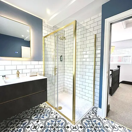 Bright 5 Bedroom House In Didsbury, Feriehus