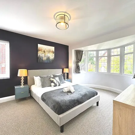 Bright 5 Bedroom House In Didsbury, *