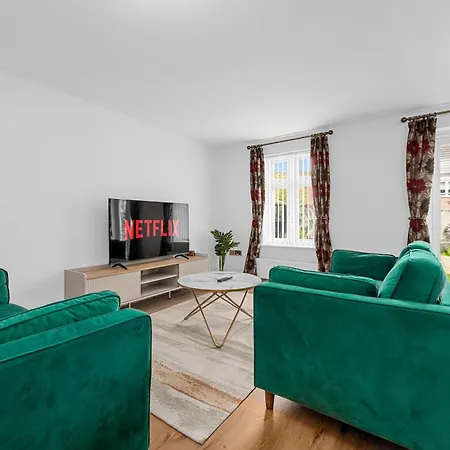 3 Bed Pendlebury Free Parking Pets
