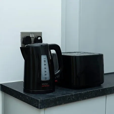 4 Bed Failsworth - 3 Bathrooms - Free Parking - Ideal For Contractors & Families Nyaraló