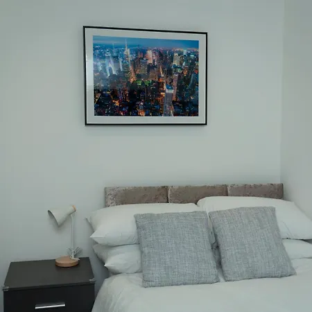 4 Bed Failsworth - 3 Bathrooms - Free Parking - Ideal For Contractors & Families Сasa de vacaciones *