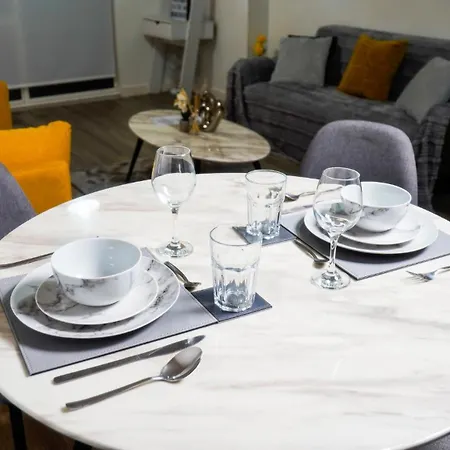 Centre Apt, With Free Secured Parking & Balcony, Sleeps 4