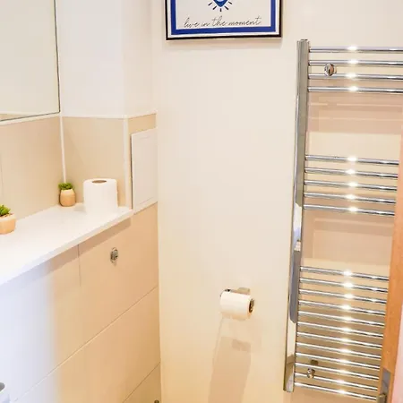 Apartamento Centre Apt, With Free Secured Parking & Balcony, Sleeps 4 - Free 1 Hour Early Check In For 2 Night Only Until The End Of