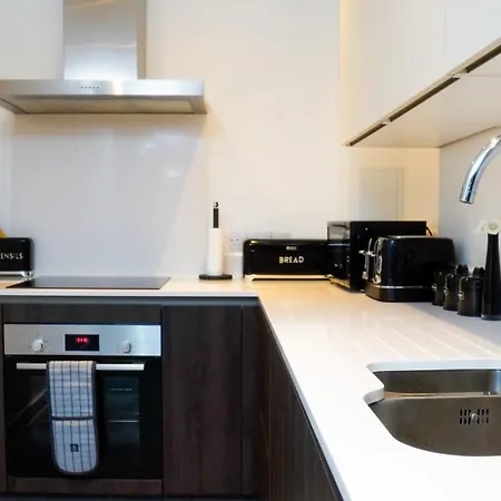 Apartamento Centre Apt, With Free Secured Parking & Balcony, Sleeps 4 - Free 1 Hour Early Check In For 2 Night Only Until The End Of *