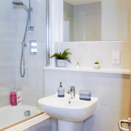 Centre Apt, With Free Secured Parking & Balcony, Sleeps 4