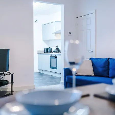 Bright & Comfy 4-bedroom House 10 Mins To By Rest&recharge