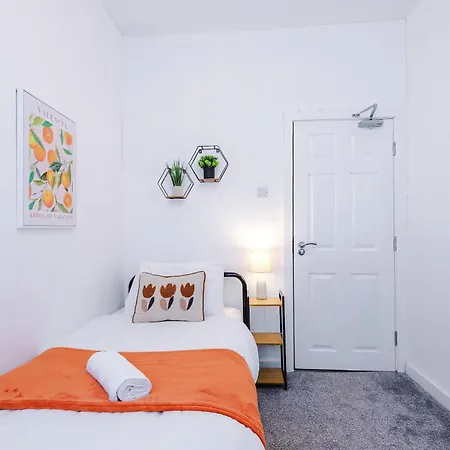 Bright & Comfy 4-bedroom House 10 Mins To By Rest&recharge * マンチェスター