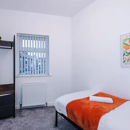 Bright & Comfy 4-bedroom House 10 Mins To By Rest&recharge 別荘 *