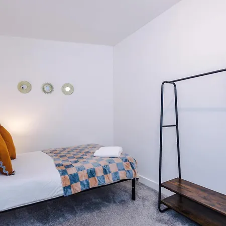 Bright & Comfy 4-bedroom House 10 Mins To By Rest&recharge 別荘